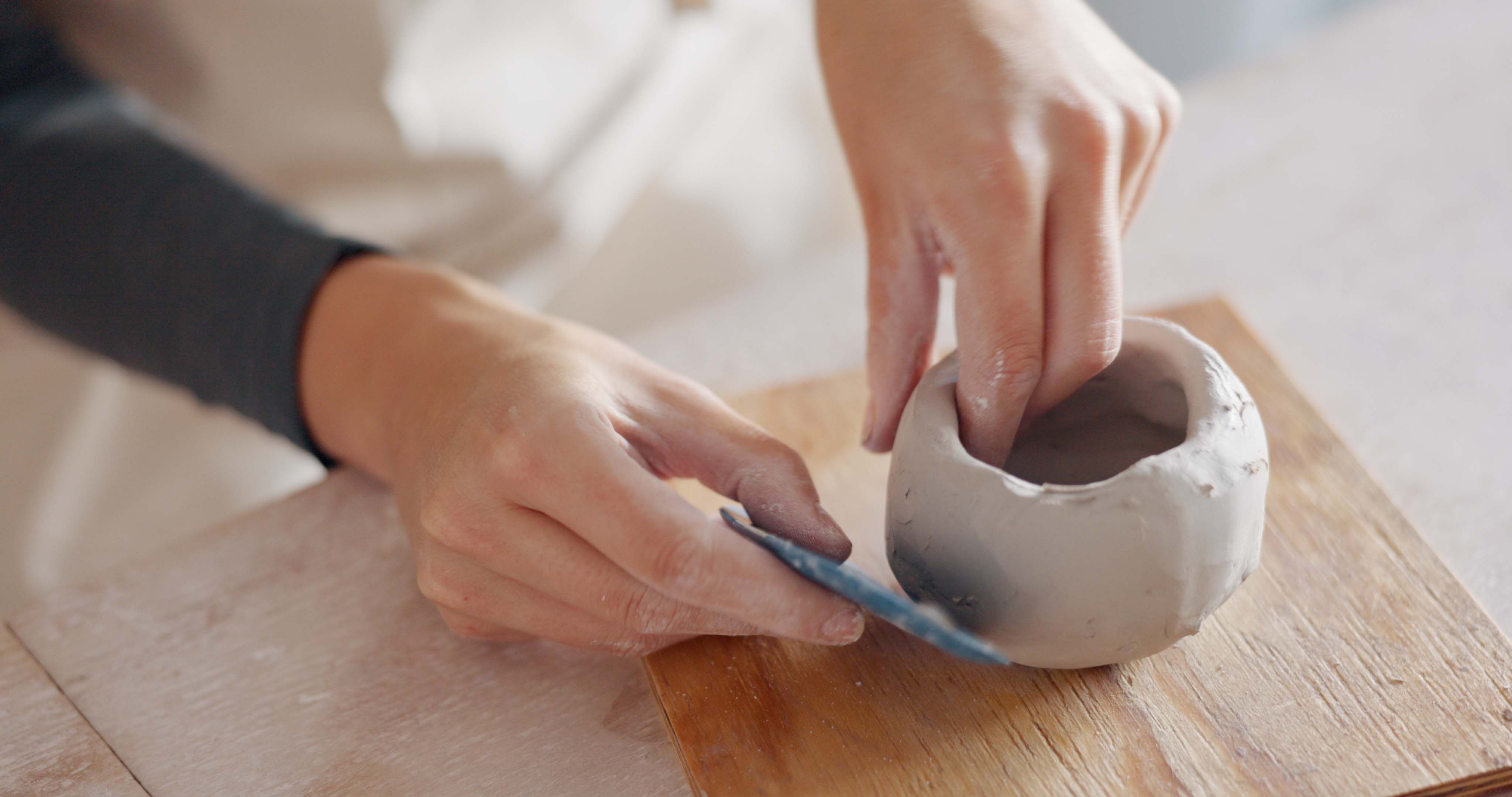 Handwerker bei der Arbeit in der Keramikwerkstatt
